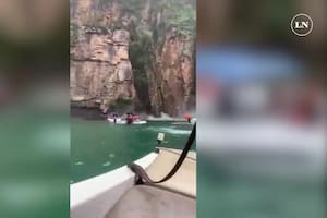 Una enorme roca cayó sobre lanchas con turistas en Brasil
