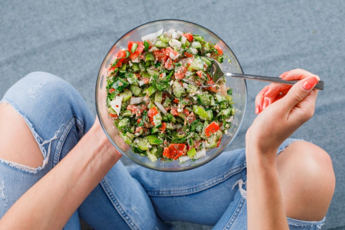 Una ensalada caliente con zanahorias y brócoli para salir del apuro
