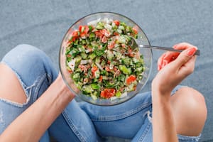 Una ensalada caliente con zanahorias y brócoli para salir del apuro