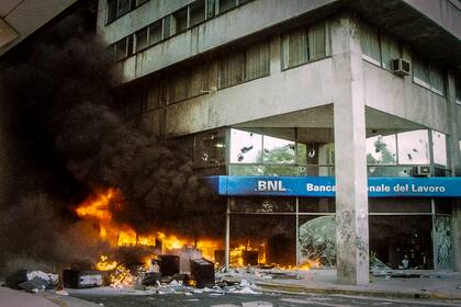 Una entidad bancaria arde en llamas, el 20 de diciembre de 2001, en alrededores de Plaza de Mayo; la detonación parece estar siempre a una palabra de distancia