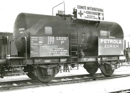 "Una entrega de fuelóleo pesado para Suiza les abre las puertas a los tres alemanes. Vagones cisterna del Sindicato Petrola, que durante la guerra se encargó de la importación de combustibles líquidos. Zúrich, 30 de abril de 1945." La foto pertenece a Ferrocarriles Federales Suizos