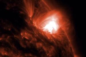 Una erupción de clase X de los últimos días; se ven bucles enredados que saltan desde la superficie del Sol
