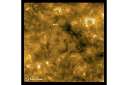 Una erupción solar superficial y, como referencia, el tamaño de la Tierra