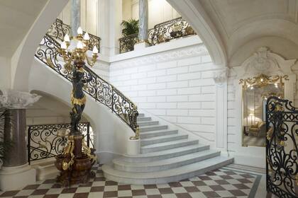 Una escalera histórica en el hotel Shangri-La