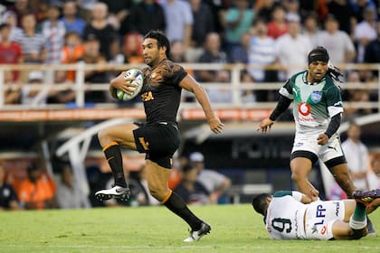 Una escapada de Matías Orlando tras una intercepción terminó en el primer try del partido.