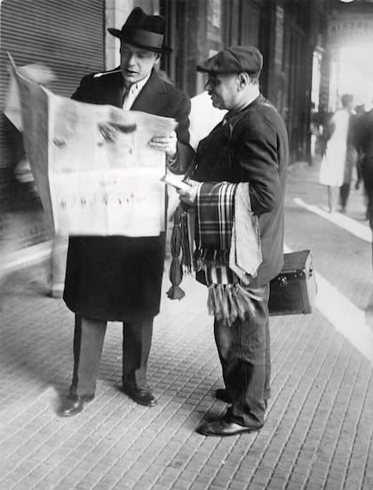 Una escena común de mediados del siglo pasado que se perdió: el oficinista que lee el diario y el vendedor de corbatas.