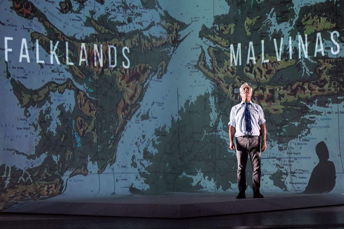 Una escena de "Campo minado", de Lola Arias