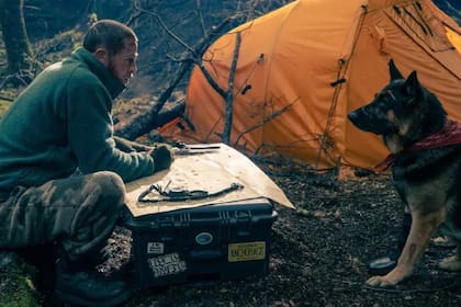 Una escena de El corazón de la bestia, con Brad Pitt y el perro Uber