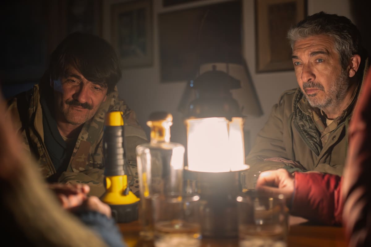 Una escena de El Eternauta donde la música aporta y acompaña: las reuniones de truco, con canciones del rock nacional