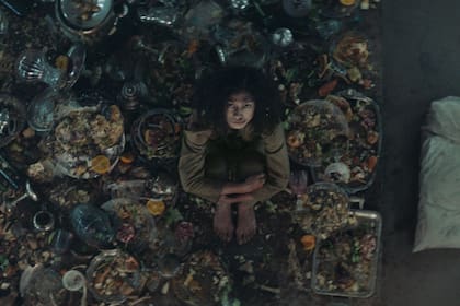 Una escena de El hoyo, el film que no pasa inadvertido en Netflix