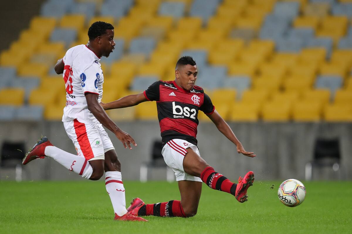 Una escena de Flamengo 3 vs. Bangu 0, por el campeonato Carioca; fue el primer partido oficial de fútbol en Sudamérica luego de la suspensión por coronavirus; el intendente de Río de Janeiro volvió a suspender la actividad.