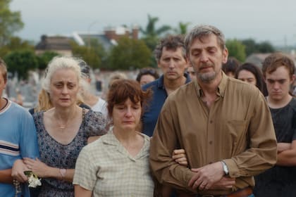 Una escena de "Jesús López", en la que todo el pueblo siente el dolor por la pérdida de un joven muy querido