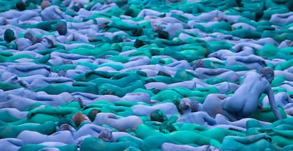 Una escena de la intervención "Sea of Hull", realizada por Tunick en Reino Unido en 2016