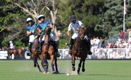 Una escena de La Natividad-La Dolfina vs. La Hache, finalistas en el Abierto de Hurlingham