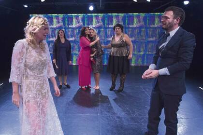 Una escena de la obra, con Esmeralda Mitre, Ingrid Pelicori, Natalia Cociuffo, Caro Solari, Maruja Bustamante y Agustín Rittano