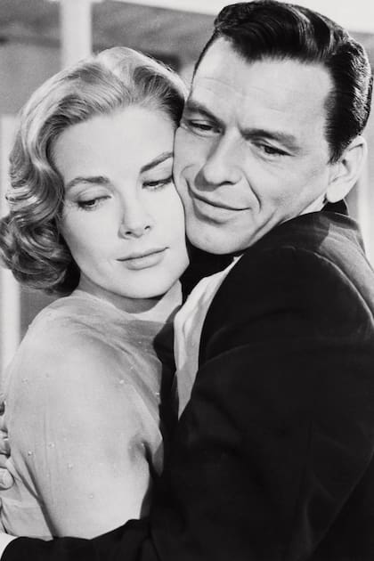 Una escena de la película Alta sociedad (1956), film en el que el crooner conoció a Grace Kelly: según el mito, otra de sus conquistas. Ninguno de los dos admitió nunca haber tenido un affaire y fueron amigos hasta la muerte de ella, cuando era princesa de Mónaco, en 1982.