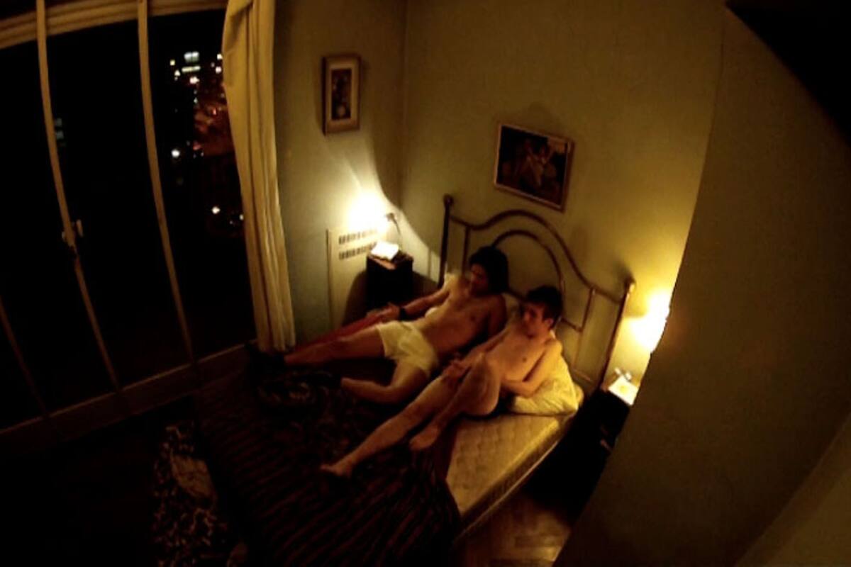 Una escena de la película "¡Homofobia!", de Goyo Anchou, con Ariel Núñez di Croce y Dennis Smith