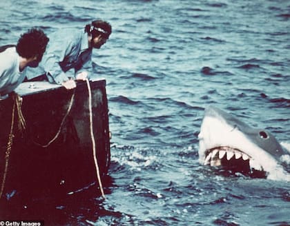 Una escena de la película Jaws (1975), que muestra a la criatura mecánica en el agua junto a los actores Richard Dreyfuss y Robert Shaw, en los roles del biólogo marino Hooper y el pescador Quint