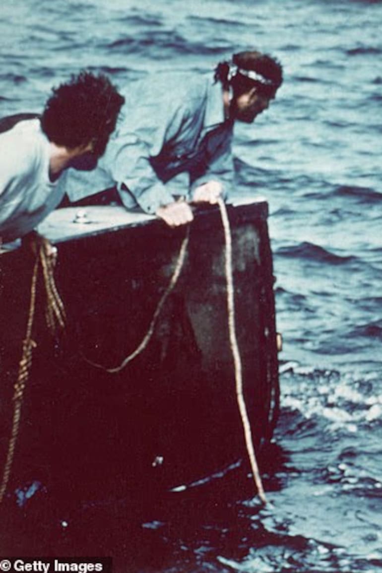 Una escena de la película Jaws (1975), que muestra a la criatura mecánica en el agua junto a los actores Richard Dreyfuss y Robert Shaw, en los roles del biólogo marino Hooper y el pescador Quint.