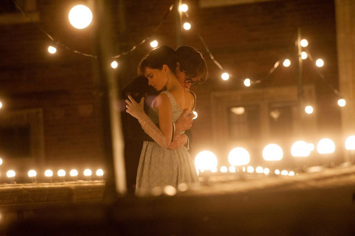 Una escena de la película La teoría del todo, protagonizada por Eddie Redmayne y Felicity Jones, quienes interpretan al físico y su primera mujer