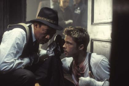 Una escena de la película, "Seven. Pecados Capitales", donde Pitt compartió cartel junto a Morgan Freeman.