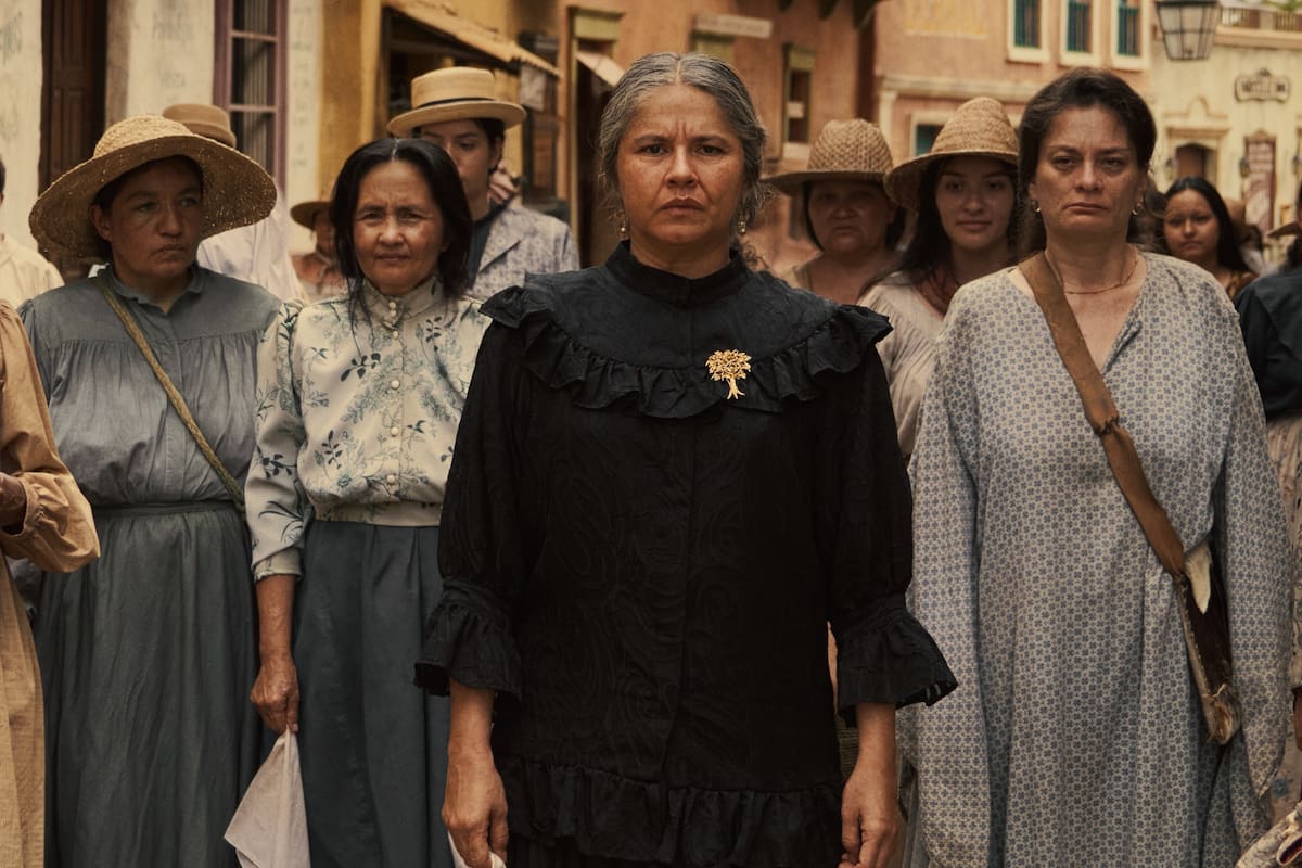 Una escena de la segunda temporada con la eximia Marleyda Soto a la cabeza, la encargada de interpretar a la matriarca de la familia Buendía: Úrsula Iguarán