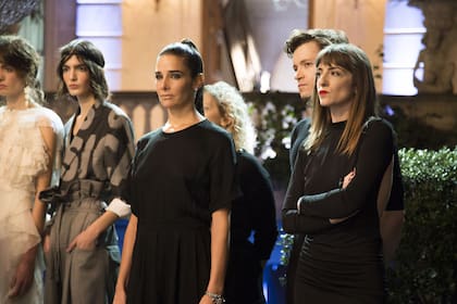 Una escena de la serie que transcurre durante un desfile de Edha y su rival, Paloma (Julieta Zylberberg)