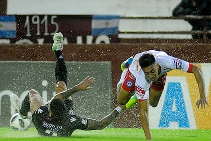 Una escena de Lanús-Argentinos en medio de la lluvia