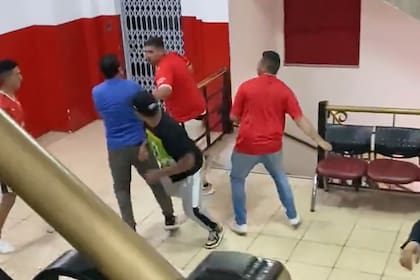 Una escena de los golpes de puño durante la asamblea en Independiente para elegir a los integrantes del Comité de Ética y Disciplina
