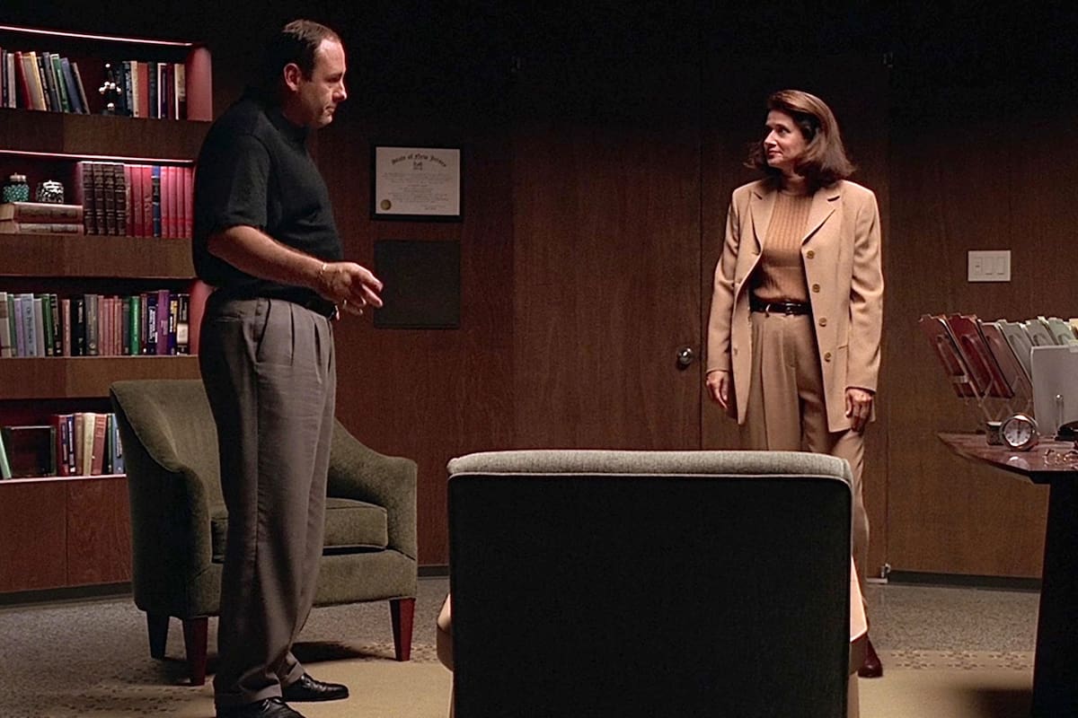 Una escena de Los Soprano (HBO) en el consultorio de la Dra Melfi (Lorraine Bracco), la psicóloga del mafioso Tony Soprano (James Gandolfini)