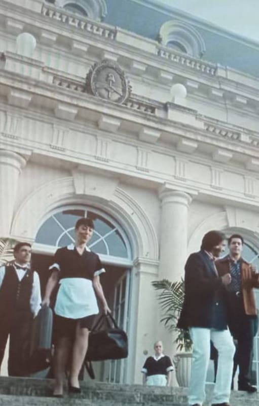 Una escena de Menem, la serie, donde se ve la supuesta residencia de Olivos que, en realidad, es un palacio de la Estancia Abril, en Hudson