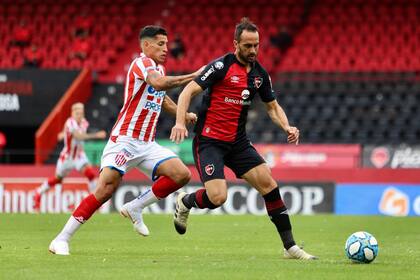 Una escena de Newell´s vs. Unión, el amistoso jugado el sábado pasado en Rosario, y en el que ambos equipos igualaron 1-1.