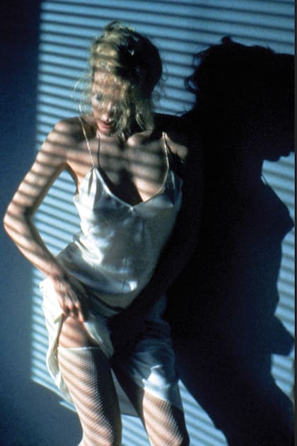 Una escena de "Nueve semanas y media", la película que protagonizó junto a Mickey Rourke y que la convirtió en una de las mujeres más deseadas del planeta