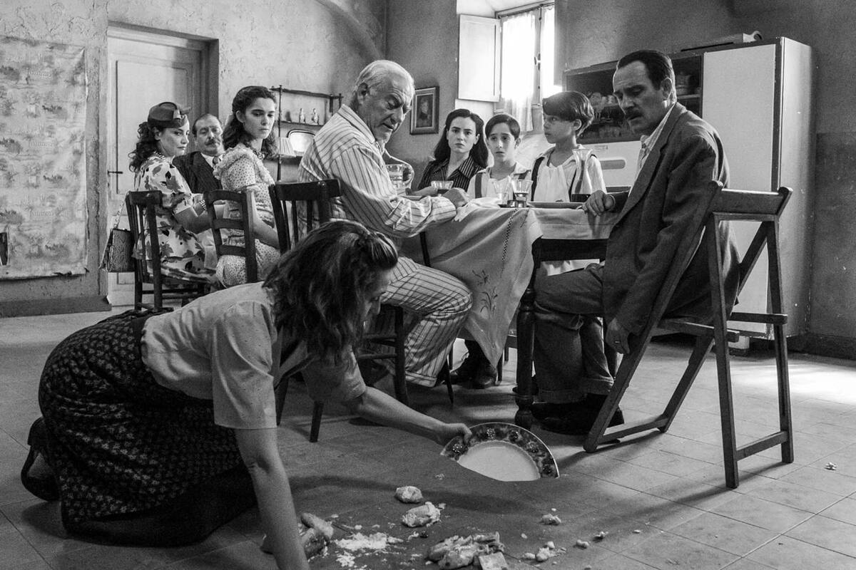 Una escena de Siempre habrá un mañana, con Paola Cortellesi en primer plano