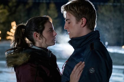 Scoledario junto a Evan Roderick, en una escena de la nueva serie que se puede ver en Netflix