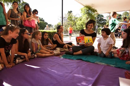 Una escena del 2017: lectura al aire libre de la portuguesa Catarina Sobral, que participó este año de la sección Filbita Cuenta