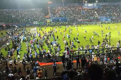 Una escena del caos: al menos 127 personas murieron por incidentes entre hinchas y la policía tras un partido de la liga de fútbol de Indonesia.