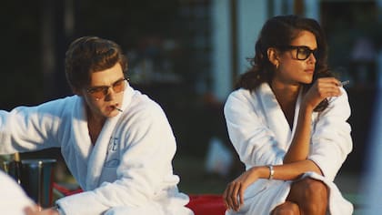 Una escena del cuarto episodio de la serie con Bret (interpretado por Igby Rigney), el protagonista de la historia, y su mejor amiga, Susan Reynolds (Kaia Gerber). Créditos: gentileza FX