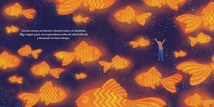 Una escena del cuento con el protagonista rodeado de peces dorados