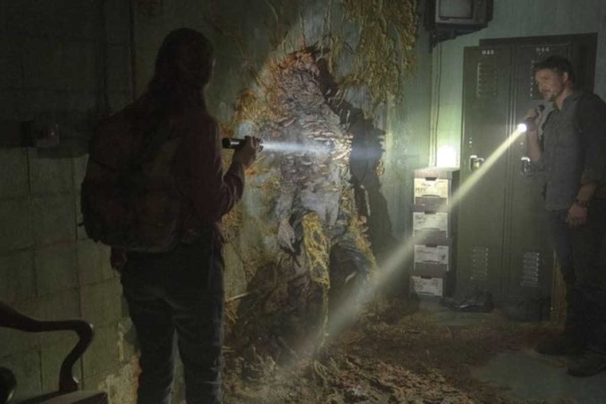 Una escena del drama televisivo postapocalíptico de HBO The Last of Us que muestra un cuerpo consumido por hongos Cordycep