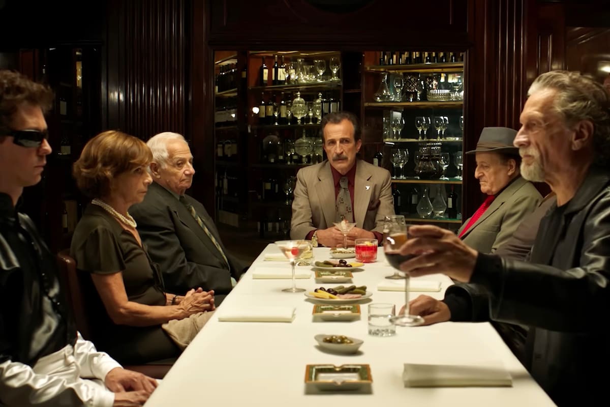 Una escena del film El jockey, dirigido por Luis Ortega; a la derecha, Daniel Fanego en su última -y memorable- actuación