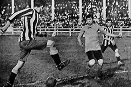 Una escena del partido de desempate, en la cancha de GEBA, una semana después del 1-1 interminable; ese día, River eliminó a Boca por 4-2 y avanzó por la Copa Competencia de 1915.