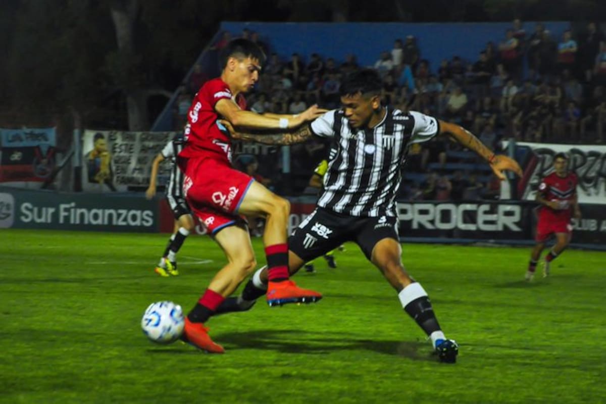 Una escena del partido de este lunes entre Brown, de Adrogué (izquierda), y Gimnasia, de Mendoza; el tricolor bonaerense es el de equipo peor rendimiento en la Primera Nacional, pero tendrá una chance mayor de salvarse si los descensos pasaren de ser tres a ser uno.