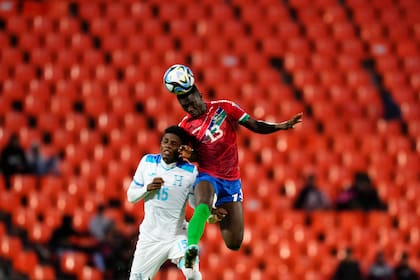 Una escena del partido entre Honduras y Gambia, que jugaron en Mendoza ante algo más de tres mil espectadores