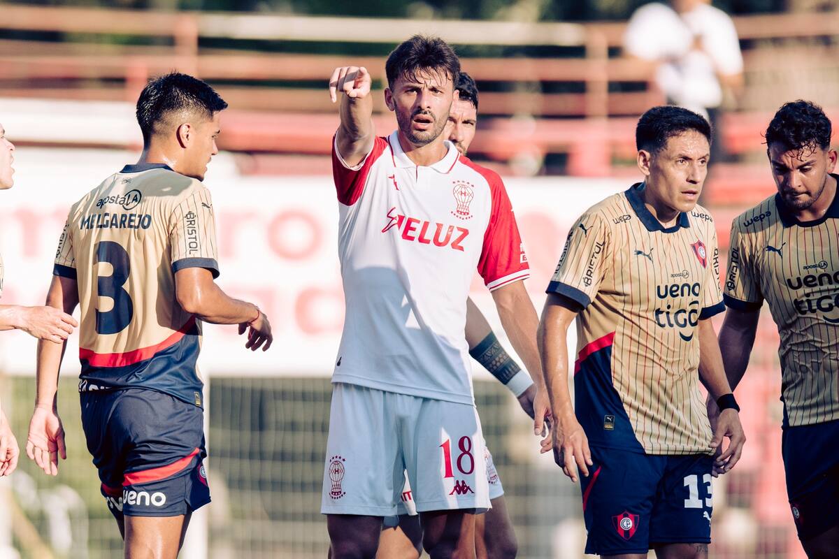 Una escena del partido entre Huracán y Cerro Porteño, un martes a la tarde en Montevideo