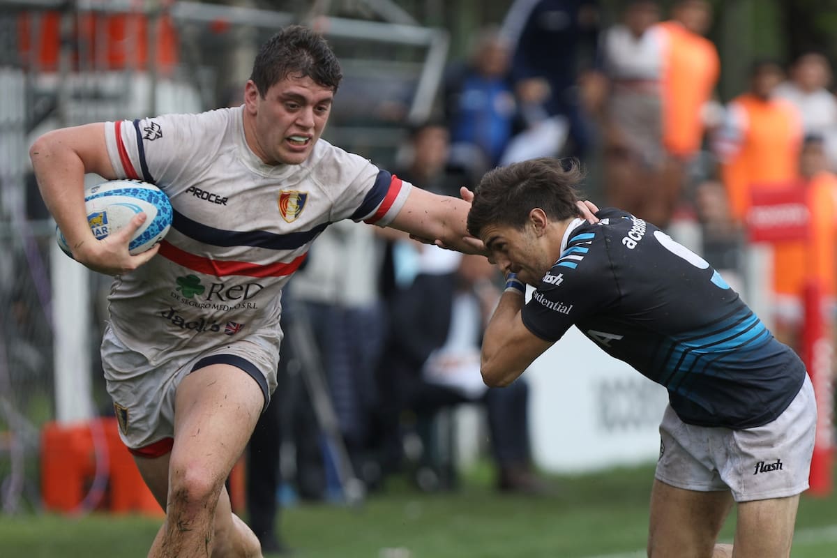 Una escena del partido entre SIC y Natación y Gimnasia, de Tucumán.