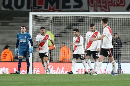Una escena del partido que River perdió ante Sarmiento: Franco Armani, Enzo Pérez, Milton Casco, Emanuel Mammana y Agustín Palavecino