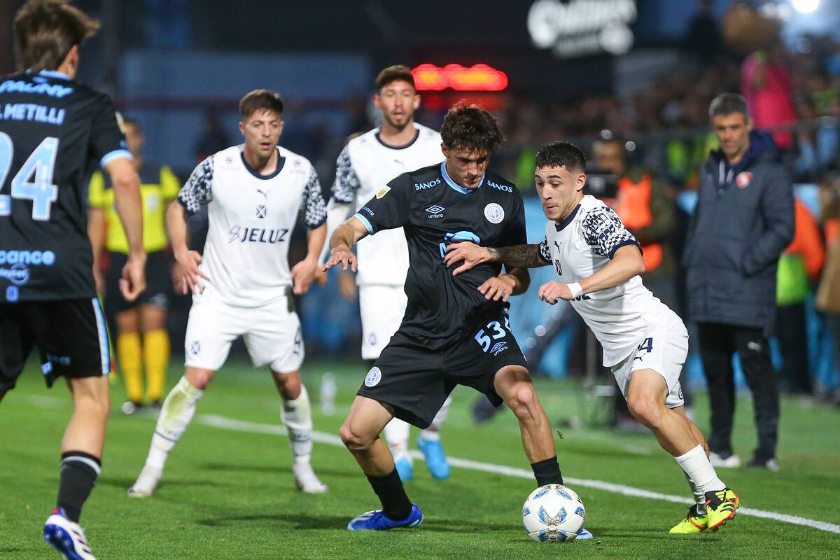 Una escena del primer tiempo entre Belgrano e Independiente