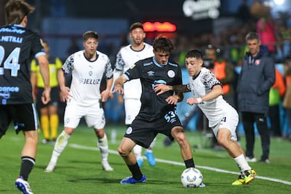 Una escena del primer tiempo entre Belgrano e Independiente
