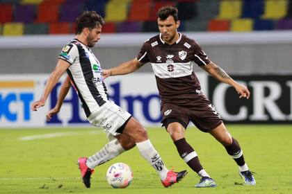Una escena del primer tiempo entre Central Córdoba y Platense, en el nuevo estadio de Santiago del Estero.